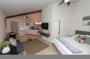 Cozy Studio Apt - King Bed - Close to the Gardens